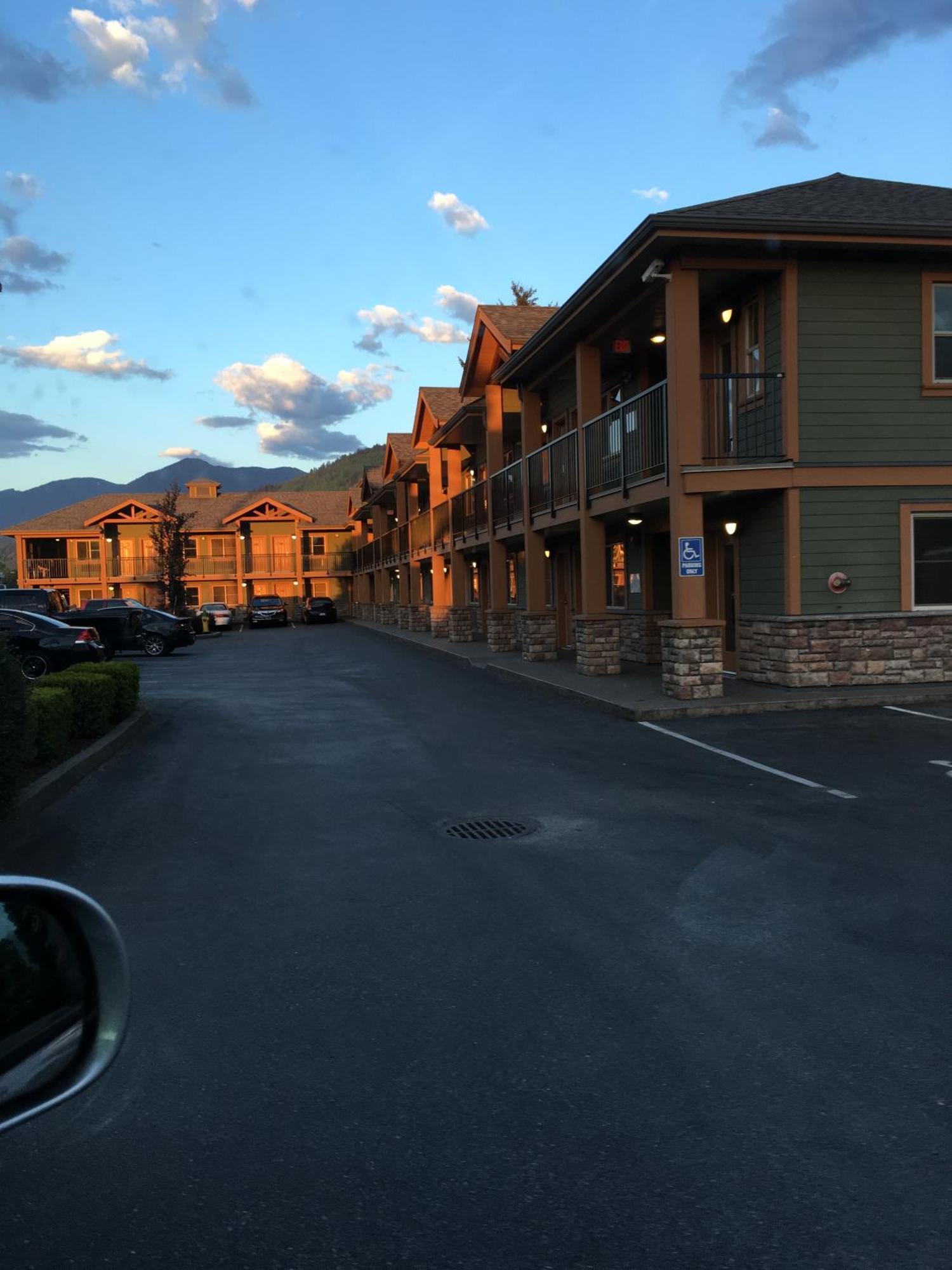 Vedder River Inn Чилливак Экстерьер фото