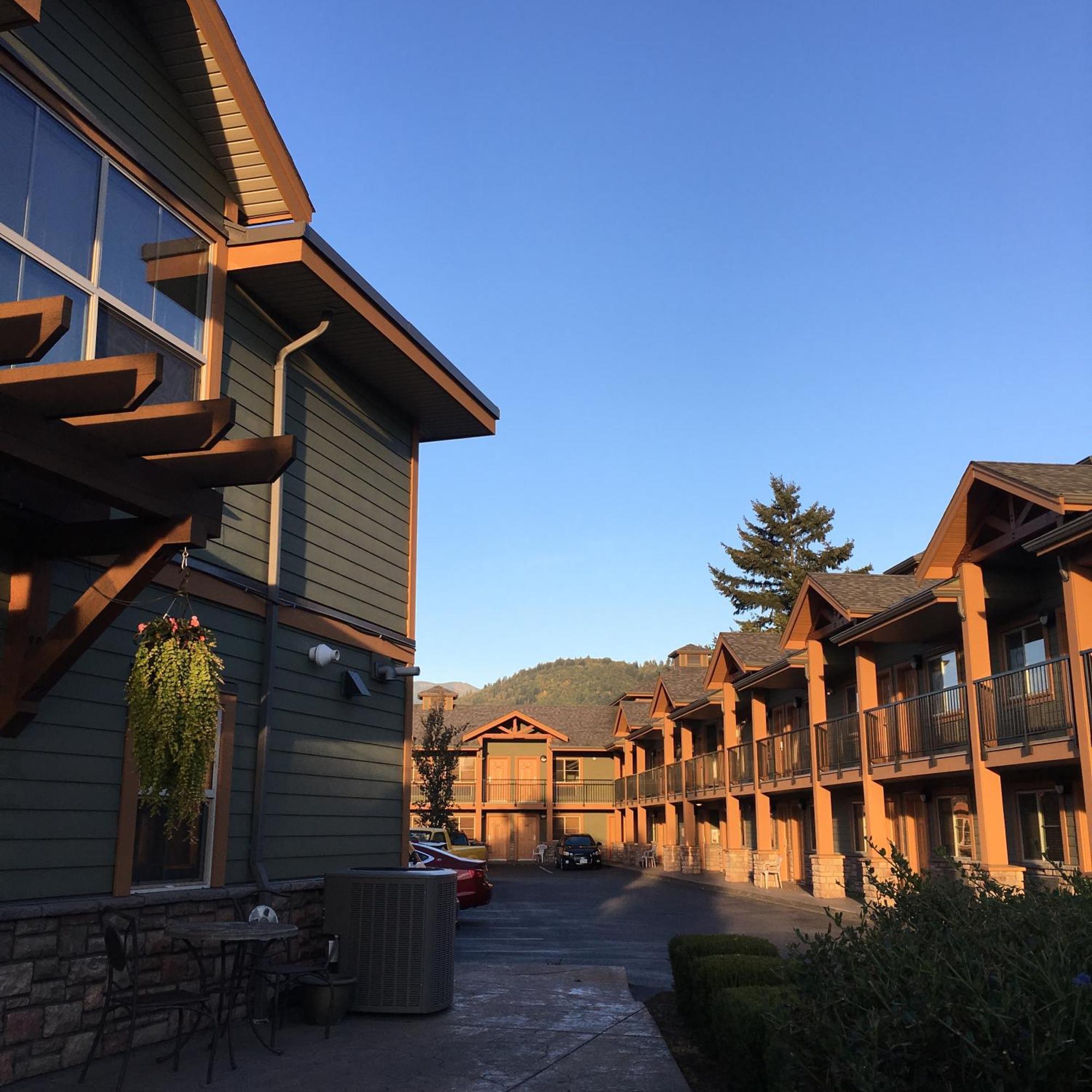 Vedder River Inn Чилливак Экстерьер фото